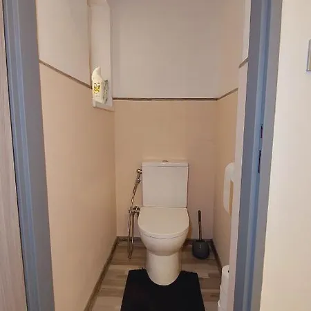 Moderni Klidny V Prirode, S Parkovanim.