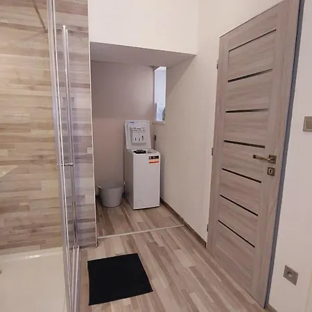 Moderni Klidny V Prirode, S Parkovanim. *