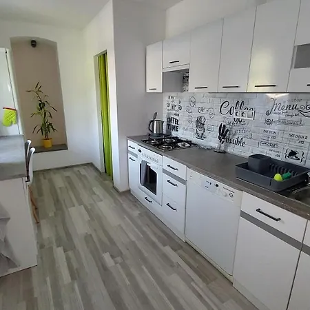 Moderni Klidny V Prirode, S Parkovanim. *