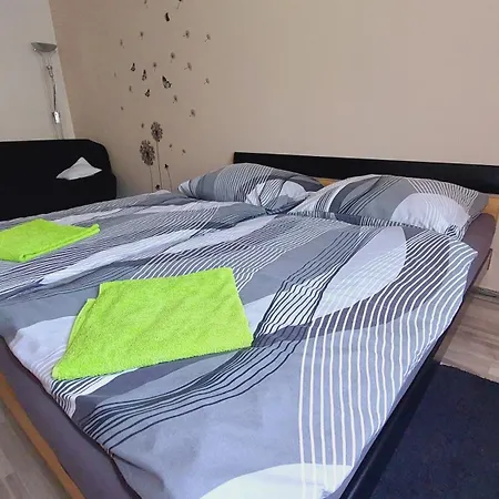 Moderni Klidny V Prirode, S Parkovanim.